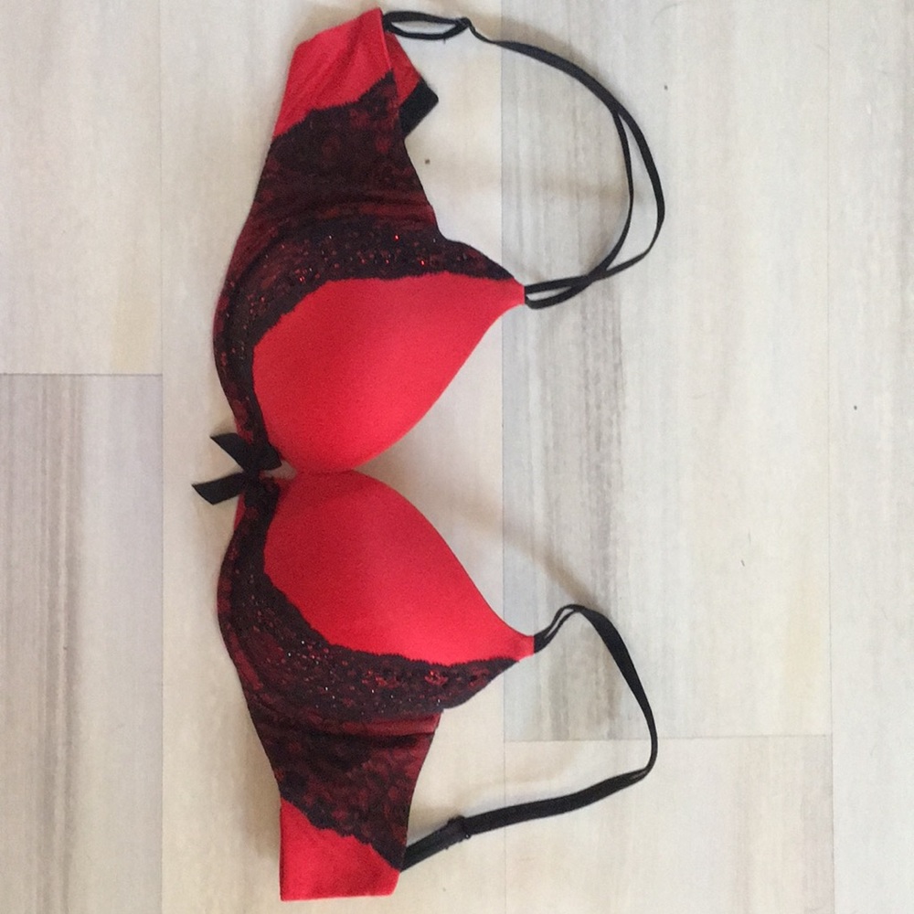 Victoria’s Secret Sz36D Red w/ Black lace